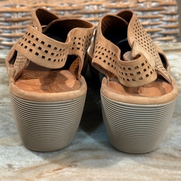 Women’s CLARKS Reedly Variel Sandals in Sand Nubuck.
Size 9.5 WIDE - Picture 5 of 8